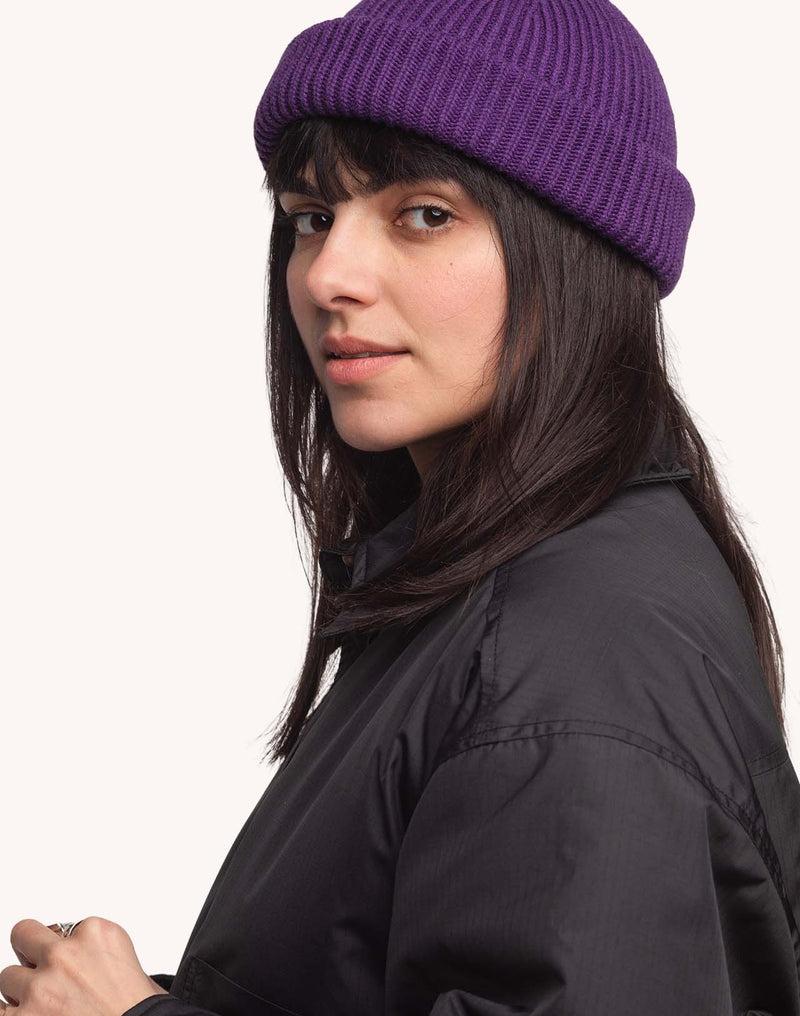 OLOW Falco Merinowoll-Beanie in Violett am Model – Seitenansicht rechts